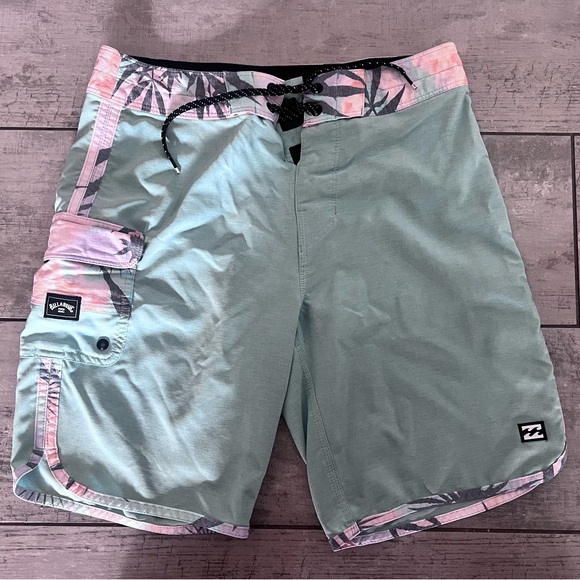 Men’s Billabong board shorts - Picture 2 of 3